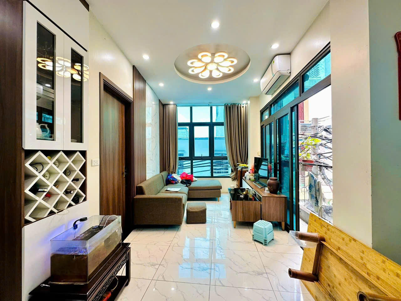BÁN NHÀ MẶT PHỐ ĐÊ LA THÀNH - 5 TẦNG - LÔ GÓC 2 THOÁNG - 2 LỐI ĐI - KINH DOANH DÒNG TIỀN ỔN ĐỊNH . KHU ĐÔNG DÂN CƯ SINH LỜI HÀNG NĂM .
