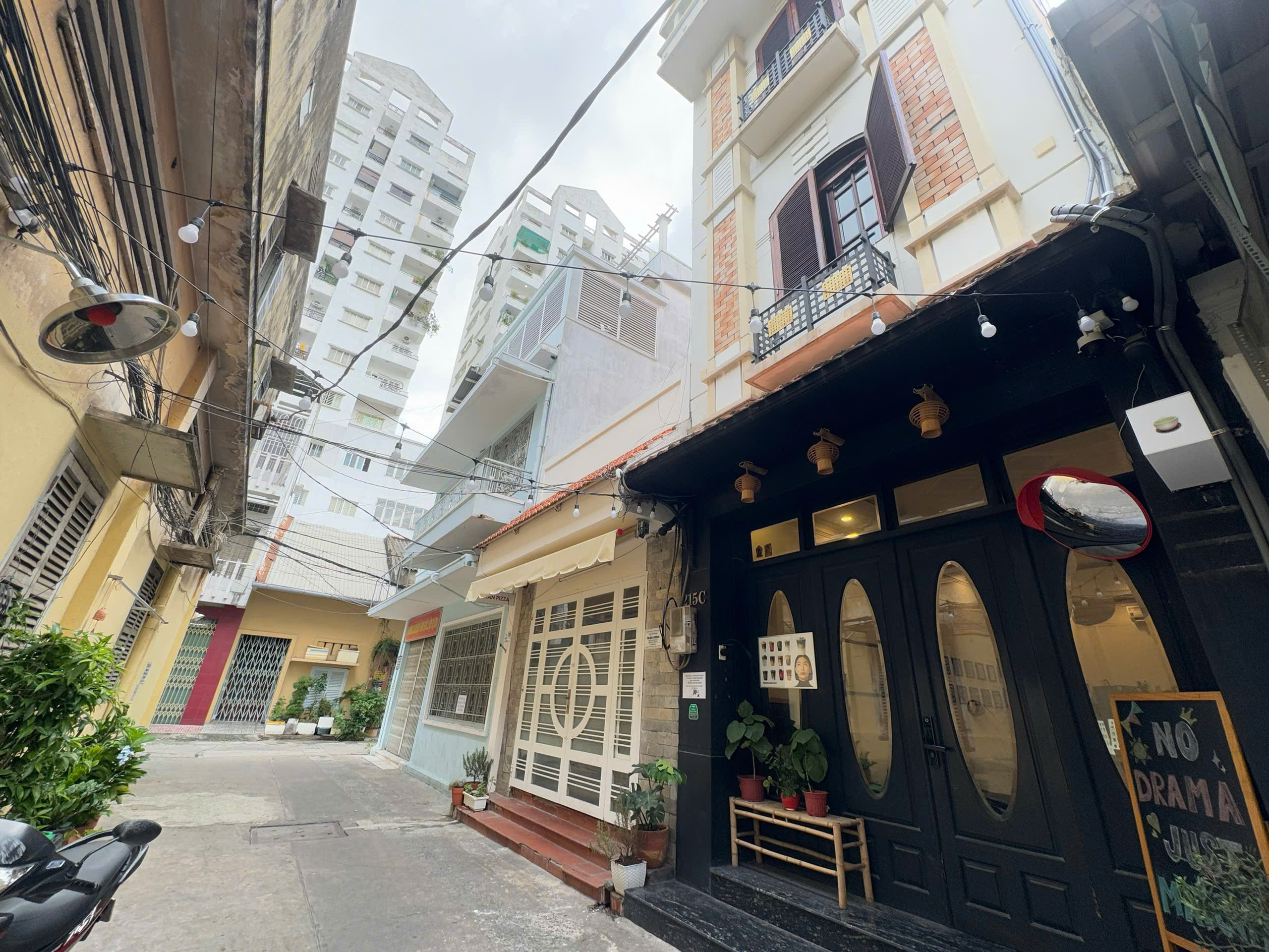 BÁN NHÀ 2 TẦNG - XE HƠI NGỦ TRONG NHÀ Đ. NGUYỄN TRÃI, QUẬN 1 - GIANG GIANG:0901611116