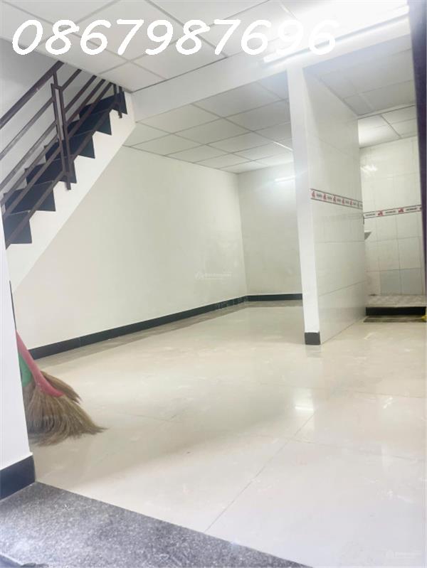 Căn nhà tập thể 74B Quang Trung, hẻm 2,4m * Cách biển Trần Phú: 450m. Giá: 2,150 tỷ