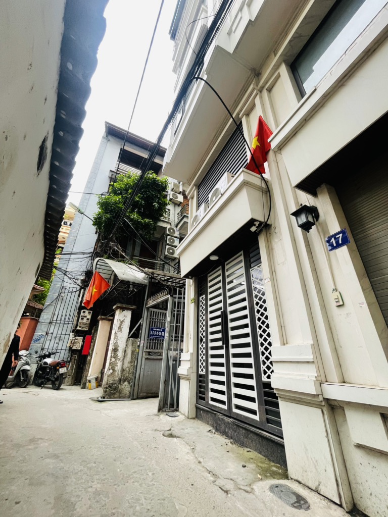 Nhà lô góc, phòng nào cũng có ánh sáng tự nhiên.
Nhà còn mới, đã full phòng, khách vào chỉ việc vận hành.