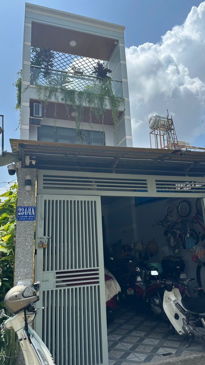 Bán nhà đường Lê Văn Thịnh, P . Cát Lái, TP HCM. 3 tầng. DT 124m2, sổ hồng. Giá 9.5 tỷ.