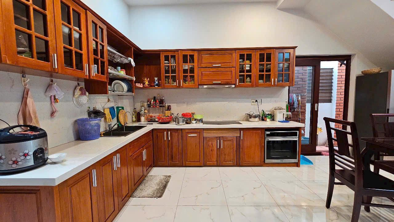 Nhà 3 tầng đường Hồ Xuân Hương - Nha Trang
 Diện tích 101m2 Giá 7,3 tỷ mọi thông tin chi tiết vui lòng liên hệ e