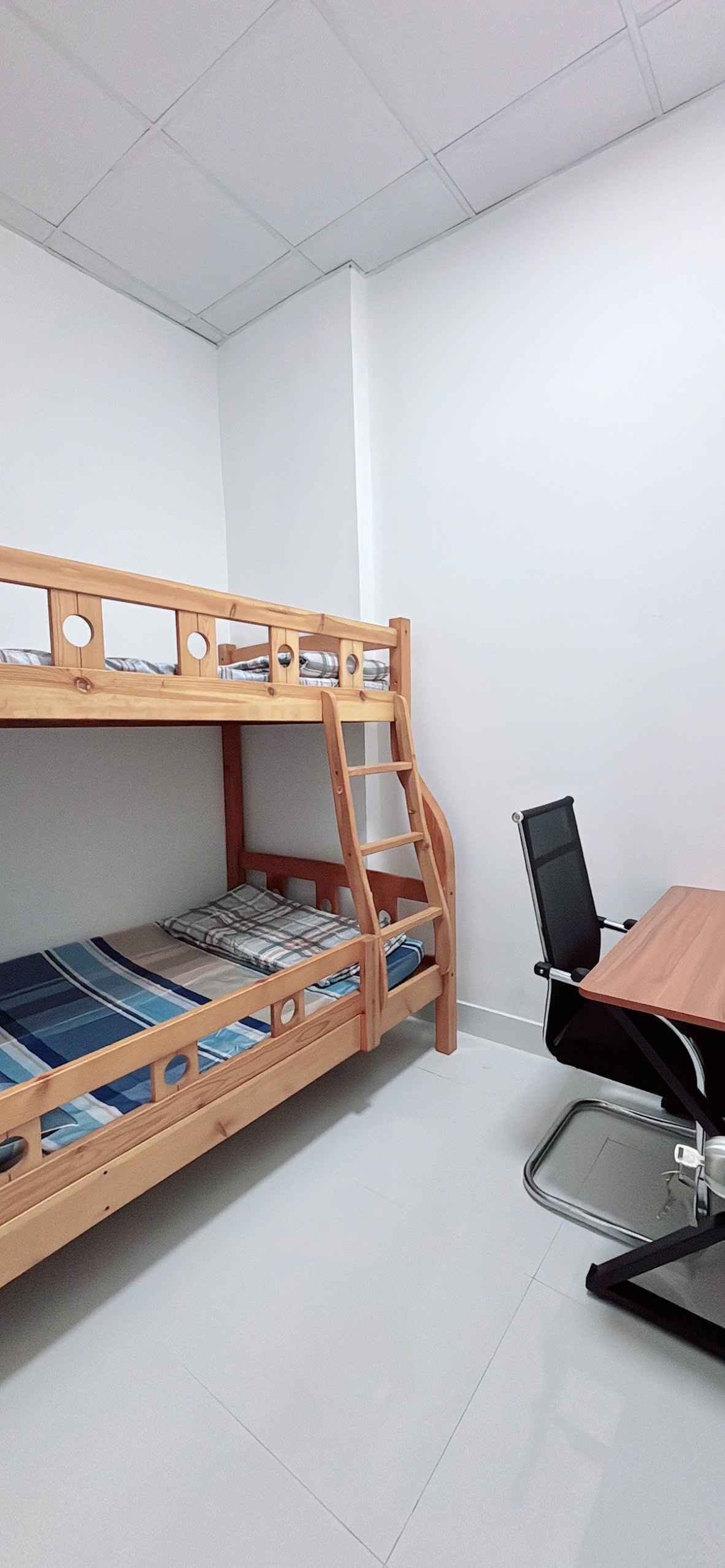 Bán Nhà Hẻm đường Nguyễn Thái Học - P.Vạn Thạnh - Tp. Nha Trang - Chỉ việc xách vali tới ở thôi ạh .!!!
DT: 46,3m2 Giá bán: 2tỷ650triệu ( bớt lộc )
Vui lòng liên hệ: em