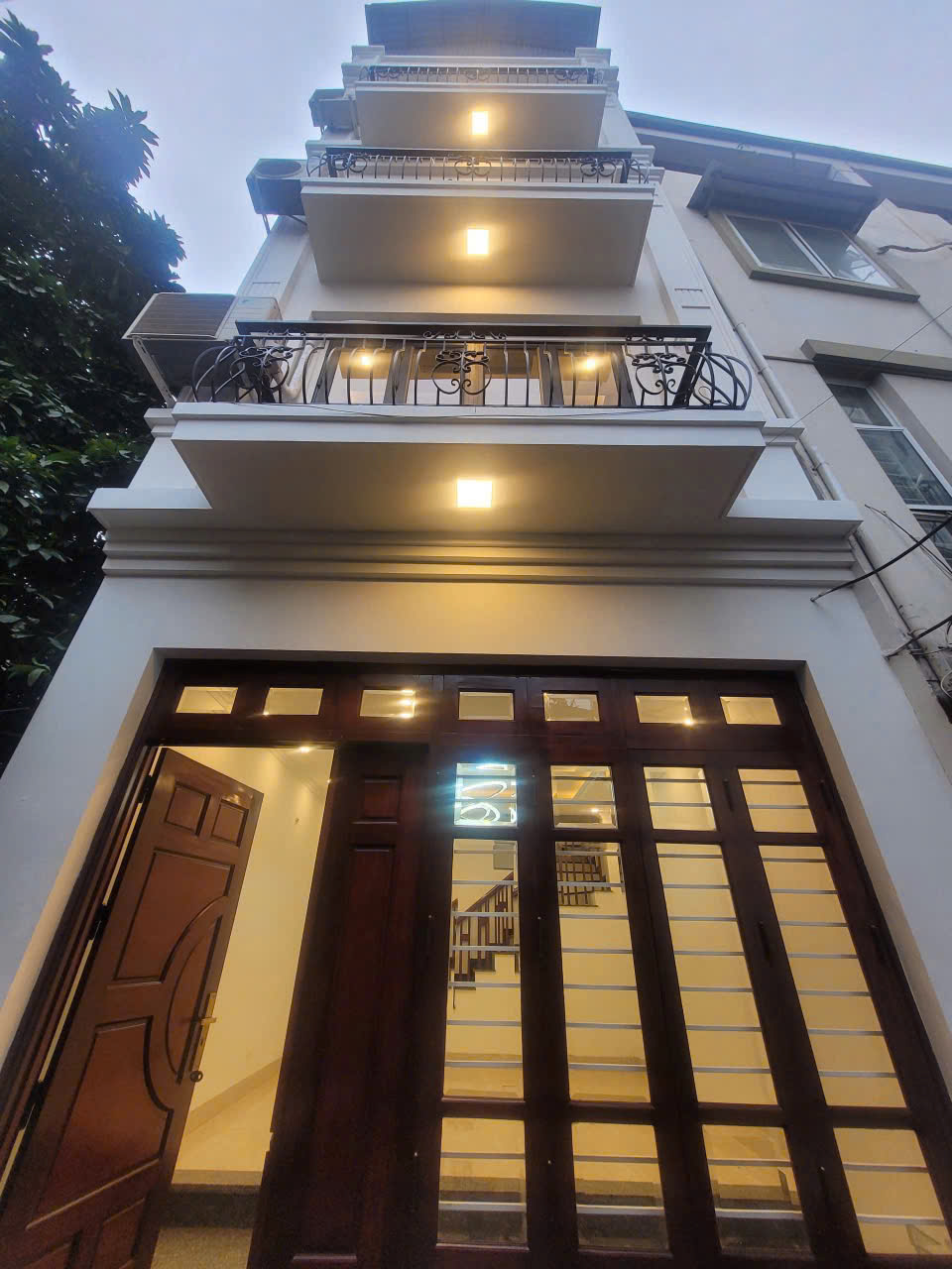 chỉ 9 tỷ 800 triệu, nhà việt hưnng 50m, ô tô gần , hai thoáng.