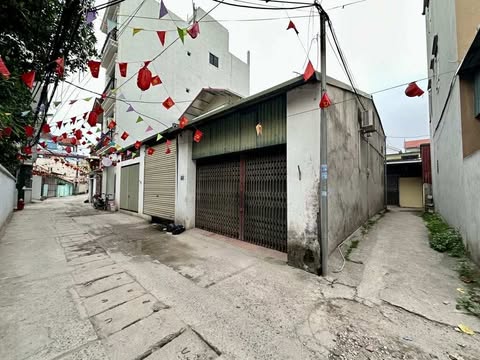 mặt ngõ rộng, cách mặt phố Đại Cát 30m, bãi ô tô xung quanh nhà.