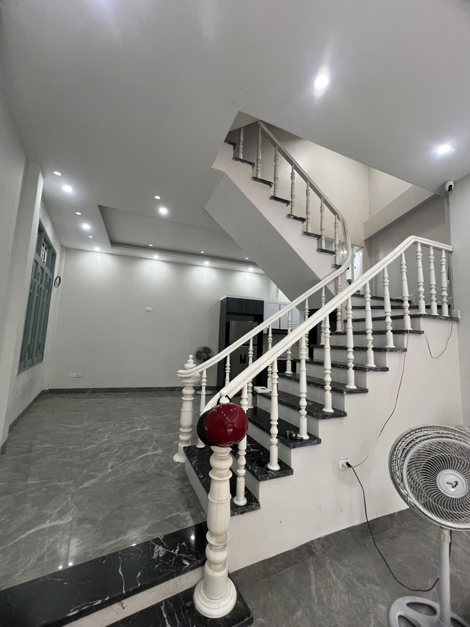 BÁN NHÀ CĂN GÓC 2 MẶT THOÁNG – NGUYỄN VĂN CỪ – LONG BIÊN-53M² – 5 TẦNG – 13.5 TỶ
???? Cách mặt phố Nguyễn Văn Cừ chỉ 50m – ngõ thông 3m, ô tô VF3 đỗ cửa, kinh doanh nhỏ tốt.

???? Diện tích 53m², mặt tiền 11m – nhà 5 tầng mới hoàn thiện, hai thoáng
