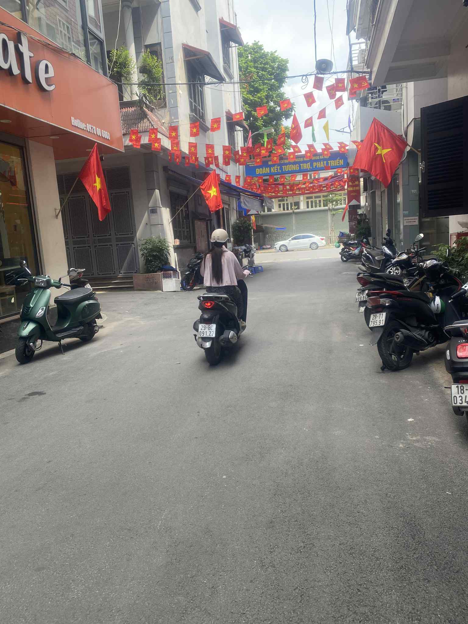 Nhà đẹp Trần Quốc Hoàn, phân lô bàn cờ, thang máy, ô tô tránh vào nhà, ở ngay, kinh doanh tấp nập