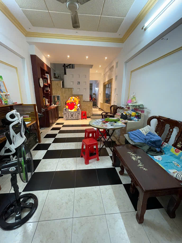 VÀI BƯỚC RA MẶT TIỀN ĐƯỜNG -  Ô TÔ NGỦ TRONG NHÀ