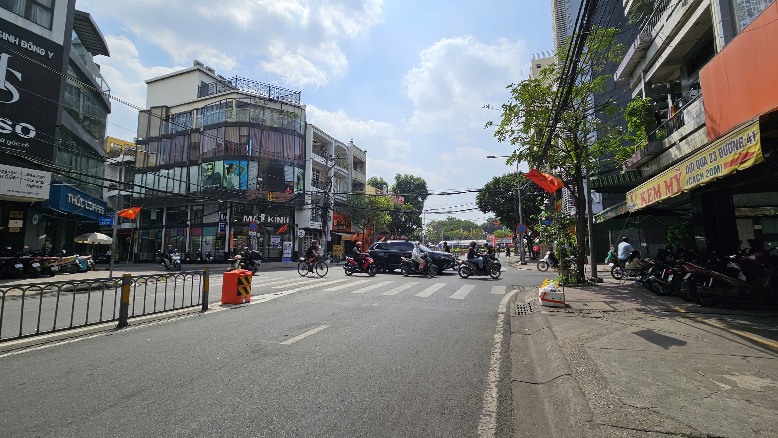 bán nhà ngay sát mặt tiền khánh hội - hoàng diệu trung tâm Q4
cạnh Q1 Q2 Q3 có 3 phút chạy xe 
DIỆN TÍCH SD 116 M2 CÓ 5 TÊ