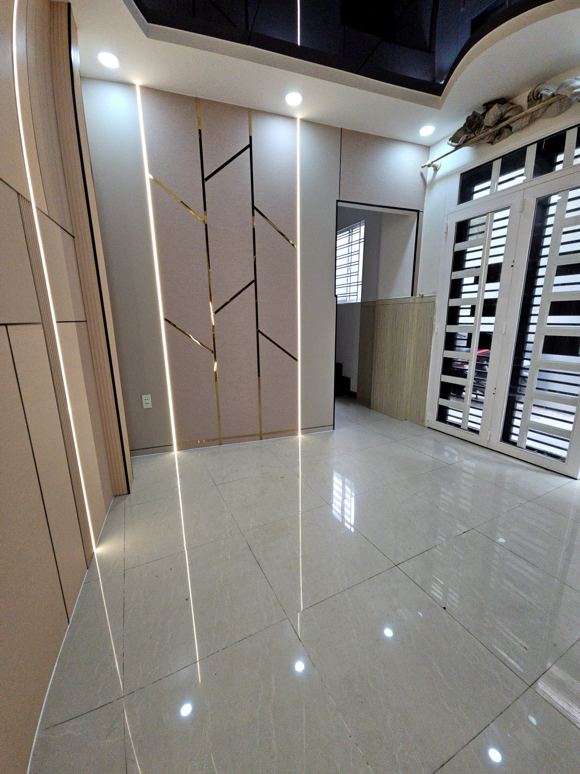 bán nhà sát mặt tiền lại cạnh Q1 
trung tâm Q4
Ngang 8 diện tích SD 100m2
đúc bê tông 4 tấm có nhỉnh 4 Đ