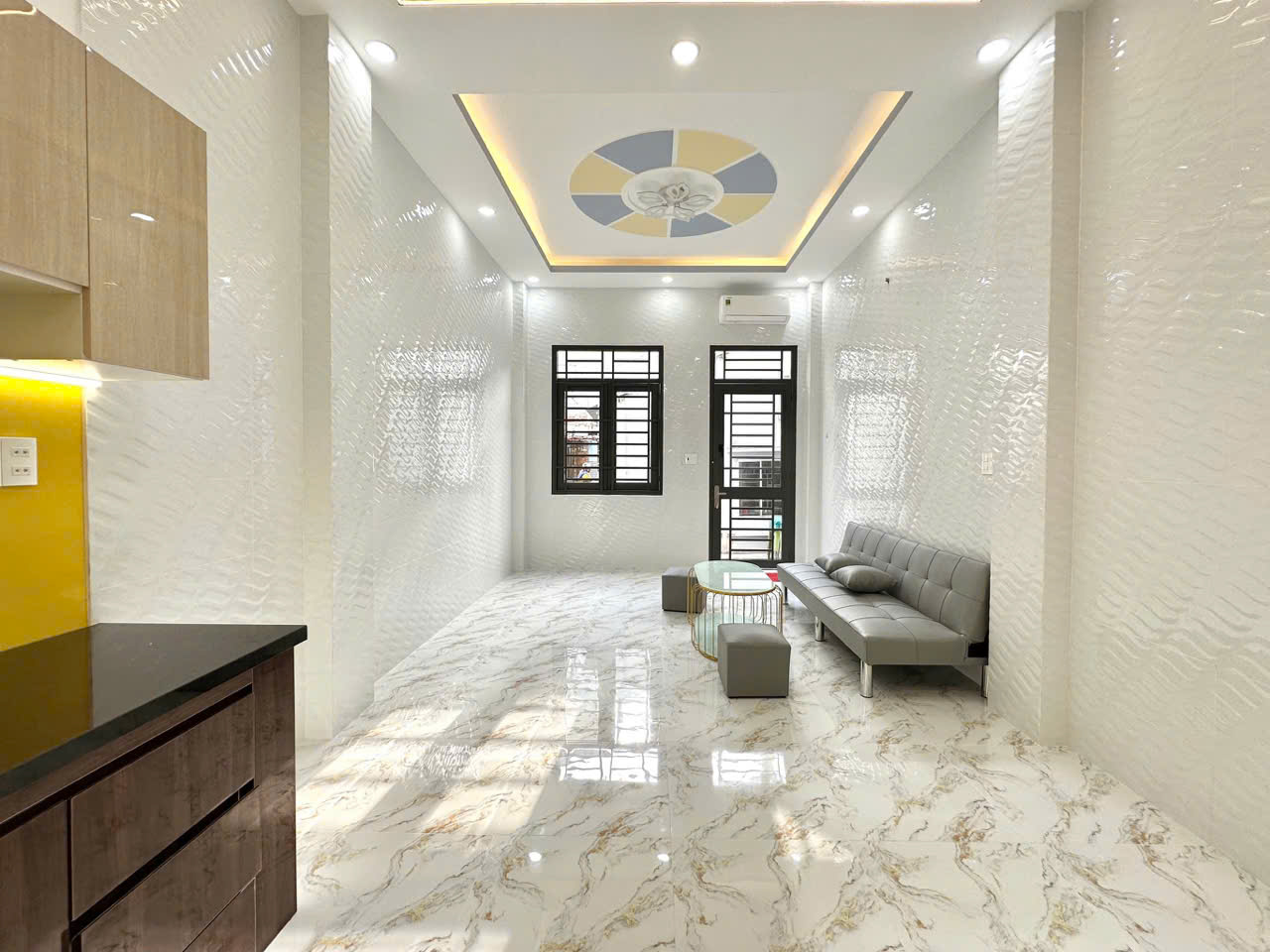 ????NHÀ XÂY MỚI - MẶT ĐƯỜNG GẦN Q1-5 TẦNG- 67m2-THANG MÁY - 6 PN - O TO TRÁNH - A4