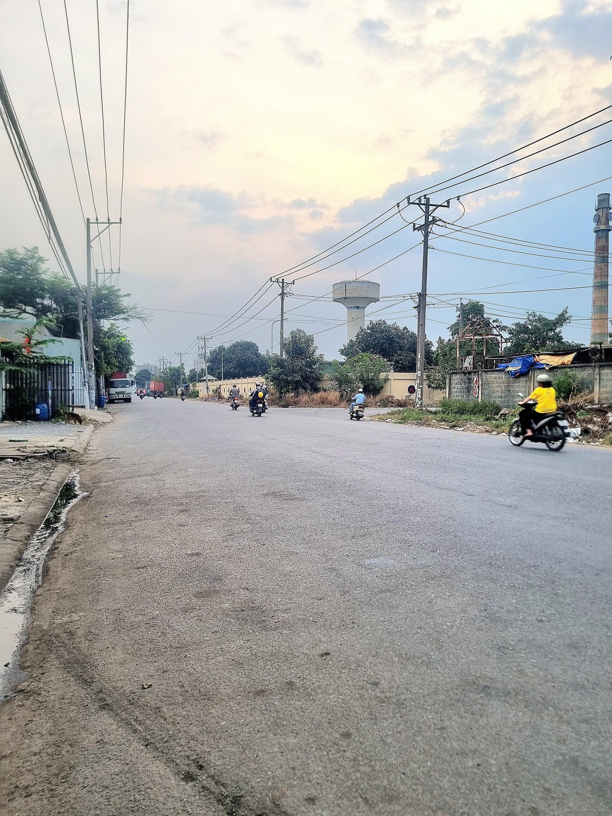 BÁN DÃY TRỌ 2 TẦNG + QUÁN CAFE – THU NHẬP 240TR/NĂM – MẶT TIỀN ĐƯỜNG KÍNH NỔI, DĨ AN