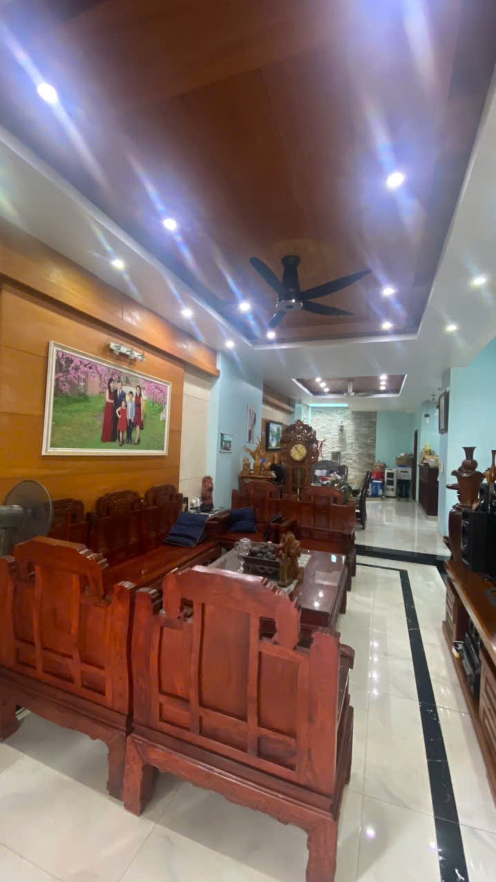 Bán nhà 140m2, 3 tầng, đường Lê Văn Chí, Linh Trung, Thủ Đức, TP HCM, sổ hồng riêng. Giá 12,9 tỷ.
