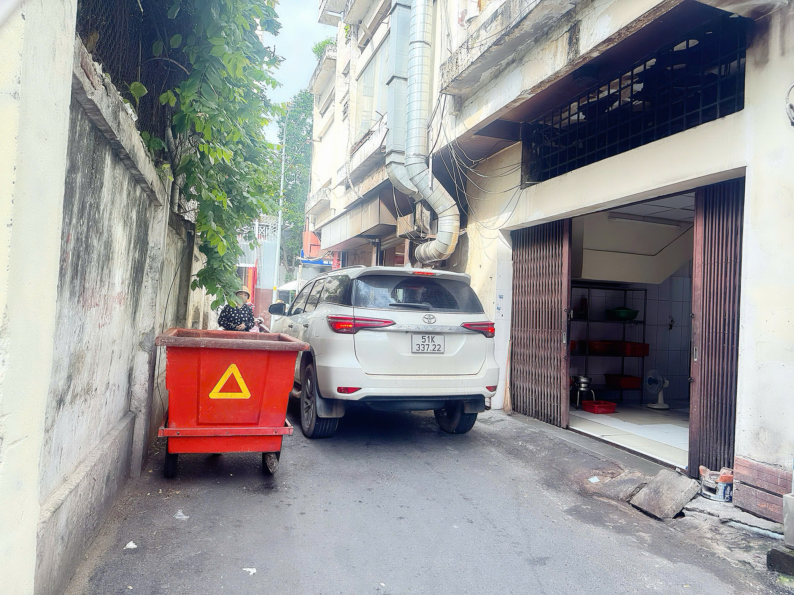 BÁN NHÀ 3 TẦNG - MẶT TIỀN Đ. HUYỀN QUANG, QUẬN 1 - DUY NHẤT NHÀ ĐANG CHÀO BÁN