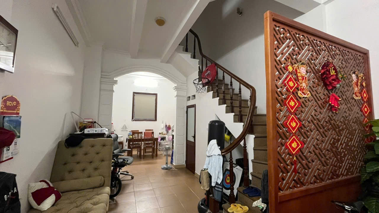 LÕI QUẬN- PHÂN LÔ - 10M Ô TÔ TRÁNH- NGÕ ĐẸP - THÔNG TỨ PHÍA- Hoàng Cầu,Đống Đa  50m, mặt tiền 4m, 17,6 tỷ