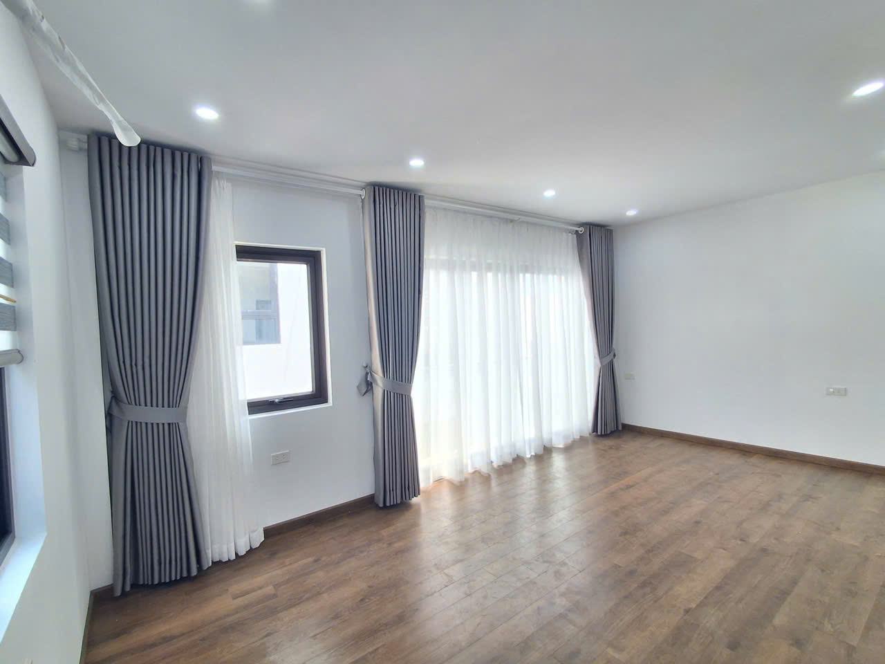 ???????? NHÀ MỚI KOONG - LÔ GÓC SIÊU THOÁNG - THANG MÁY - TĐC THANH AM ????????
???? Diện tích: 37.5/40m²  6 tầng  Mặt tiền rộng
???? Giá: 8.9 tỷ – Long Biên