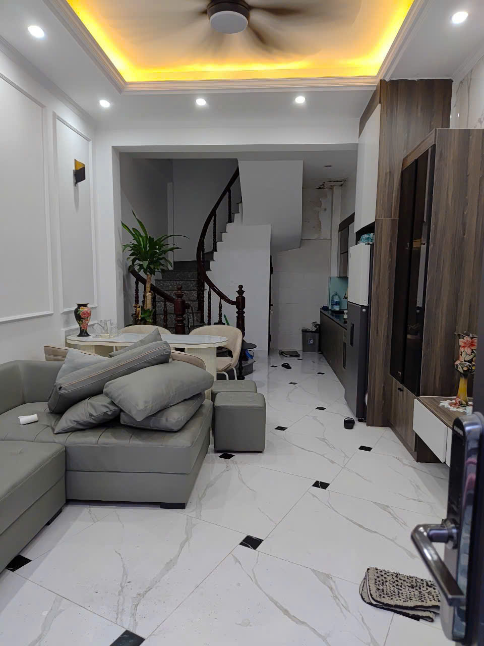NHÀ ĐẸP NGỌC THỤY – CẠCH CHỢ – CÁCH Ô TÔ 15M – 5 TẦNG Ở NGAY
???? Ngọc Thụy – Long Biên
???? 50m²  5 tầng  Mặt tiền 3.5m  8.9 tỷ