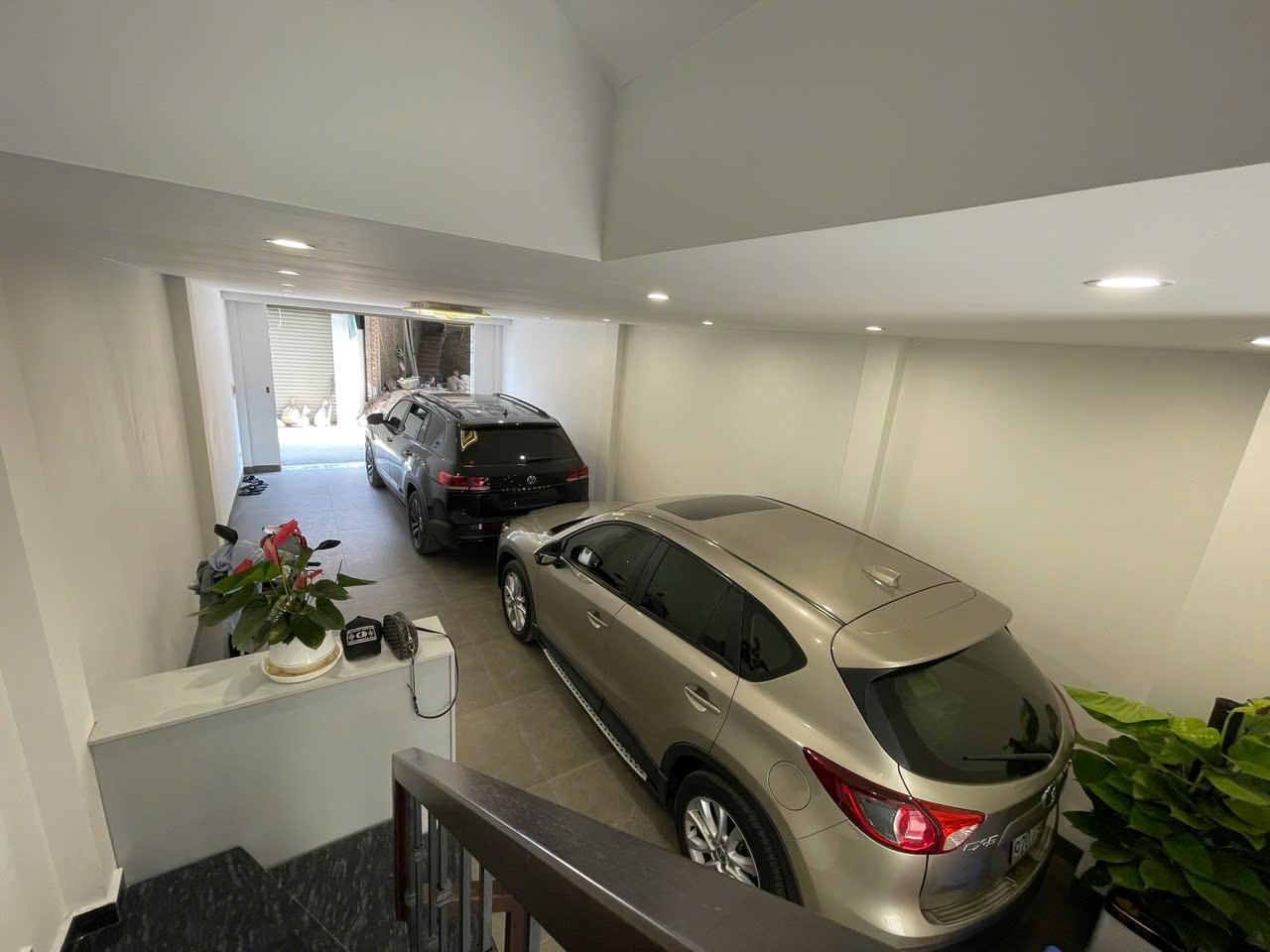 Bán nhà Ngọc Thụy  Gara để 2 ô tô 
Diện tích 64m², mặt tiền 5m, giá hơn 17 tỷ.Gara để 2 ô tô.