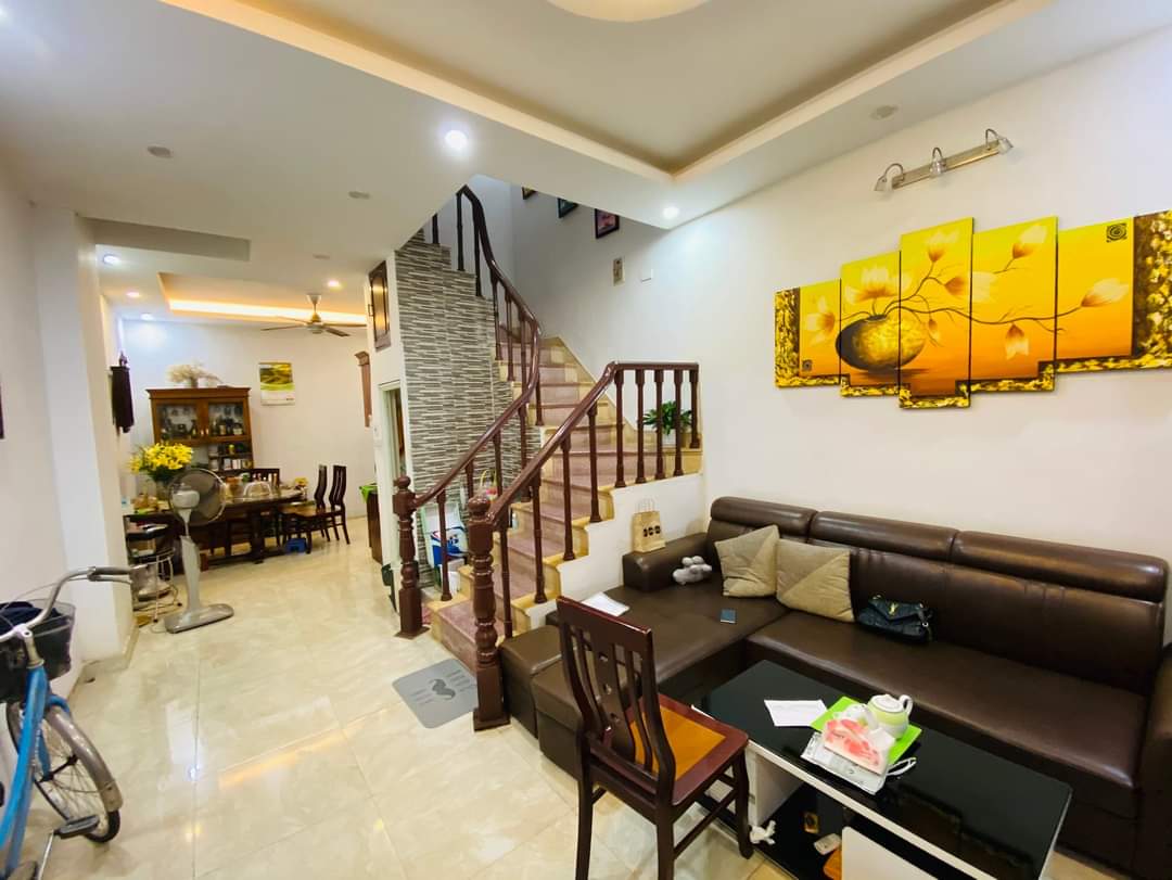 Hoàng Quốc Việt phân lô ô tô tránh vào nhà, 1 ngoặt ra phố, mặt tiền rộng, nhà dân xây ở sướng