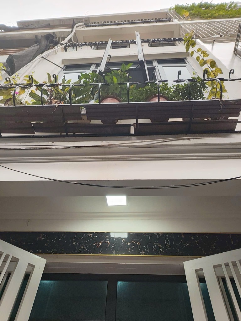 Vị trí: nhà phố Mễ Trì Hạ, ngõ rộng ba gác tránh xe máy, vài chục mét ra chợ, trường học Mễ Trì các Cấp, trường liên cấp Lomonoxop, công viên Mễ Trì,…