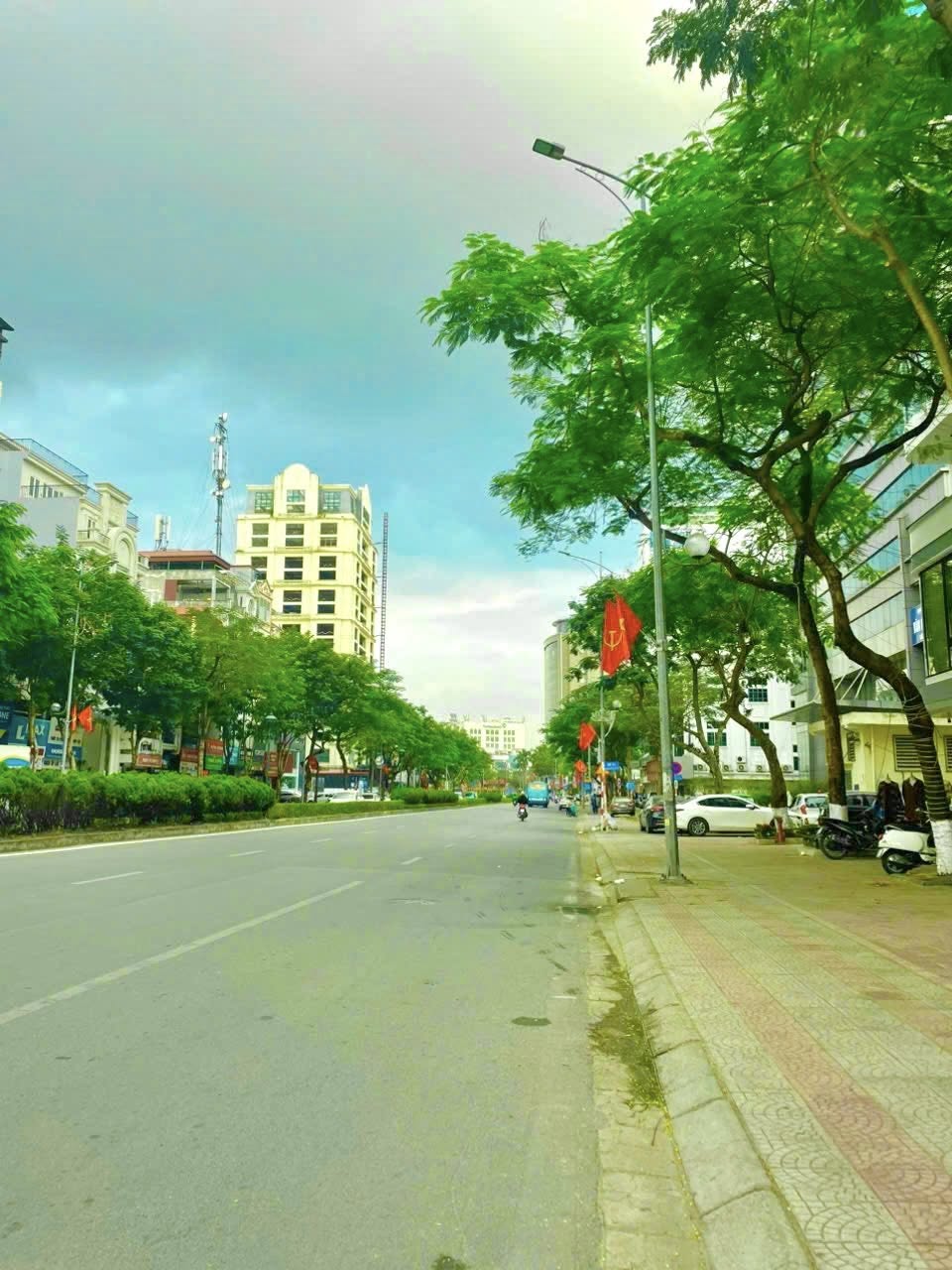 Bán Nhà Mặt Phố Nguyễn Văn Cừ 195m2, 5T, MT 8m, 2 Thoáng,  6X Tỷ Kinh Doanh Dòng Tiền, 2 Thoáng