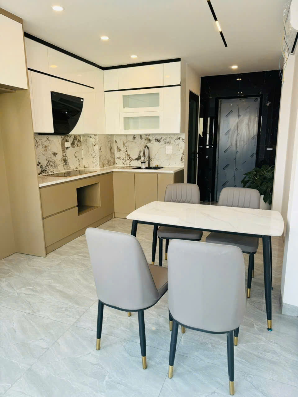 NHÀ ĐẸP 6 TẦNG MỚI KOONG - THANG MÁY - FULL NỘI THẤT - NGÕ NÔNG 20M Ô TÔ TRÁNH ????
???? Ngọc Thụy, Long Biên – 36m² x 6T, MT 3.5m – 8.95 TỶ