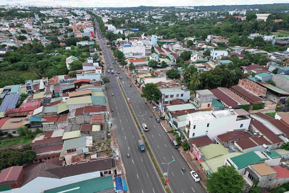 Nhà Mặt tiền Kinh Doanh Lê Duẩn đường qh rộng 30m 
Ngay gần ĐHTN khu vực kinh doanh sầm uất
DT : 4,08 x 30m – Thổ cư 100%