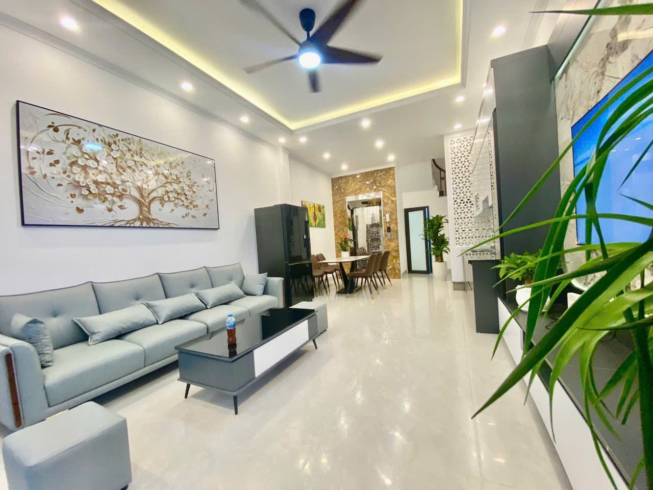 Bán Nhà Đàm Quang Trung 48m² × 6T × MT 4.3m – 11.8 Tỷ – Long Biên – Ô Tô – Thang Máy
???? VỊ TRÍ VÀNG – Ô TÔ NHỎ ĐỖ CỬA – NHÀ 6 TẦNG THANG MÁY – FULL NỘI THẤT ????

???? Cách mặt phố chỉ 1 nhà, ngõ rộng 2.3m, gần Aeon Mall, giao thông cực thuận tiện.