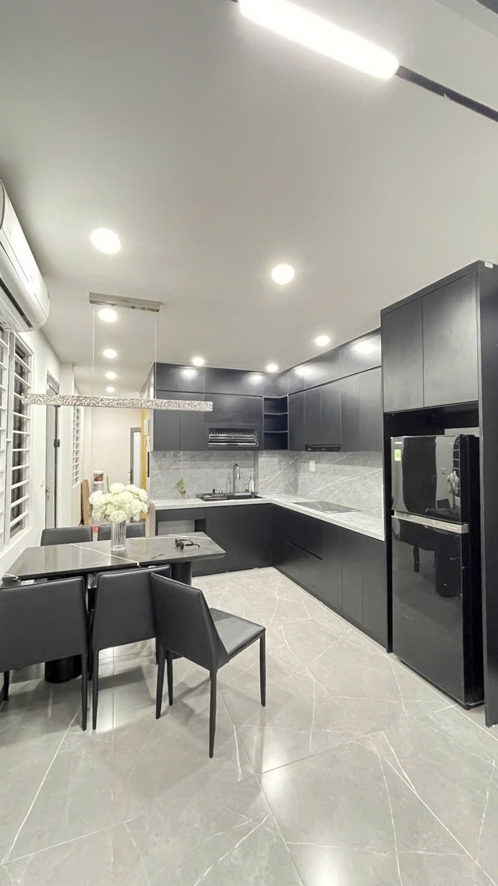 Cần Bán Gấp Nhà Ngọc Trì 43m² × 6T × MT 3.5m – 10.8 Tỷ – Long Biên – Ô Tô – Kinh Doanh – Thang Máy
???? MẶT NGÕ THÔNG – 2 Ô TÔ TRÁNH – LÔ GÓC – FULL NỘI THẤT CAO CẤP ????