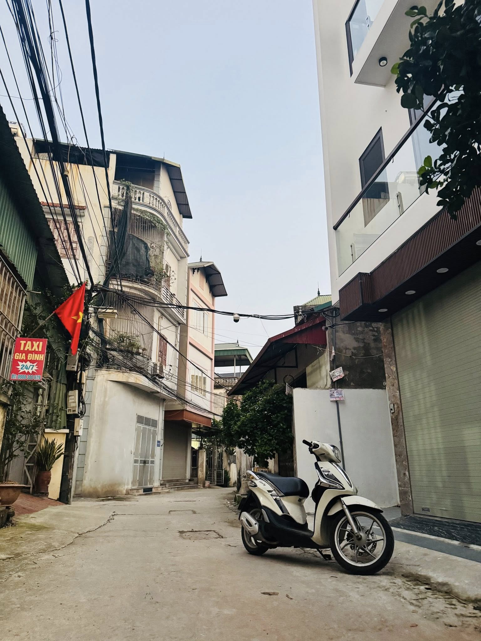 Nhà Đẹp Nhỏ Xinh Bát Khối Long Biên, 30m2 5T, Ô Tô Đỗ Cổng, An Sinh Đỉnh Cao, 5.x Tỷ