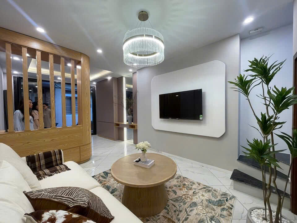 Siêu hiếm phân khúc hơn 8 tỷ có thang máy, oto vào tận nhà  Thạch Bàn lung linh  Full nội thất về ở ngay