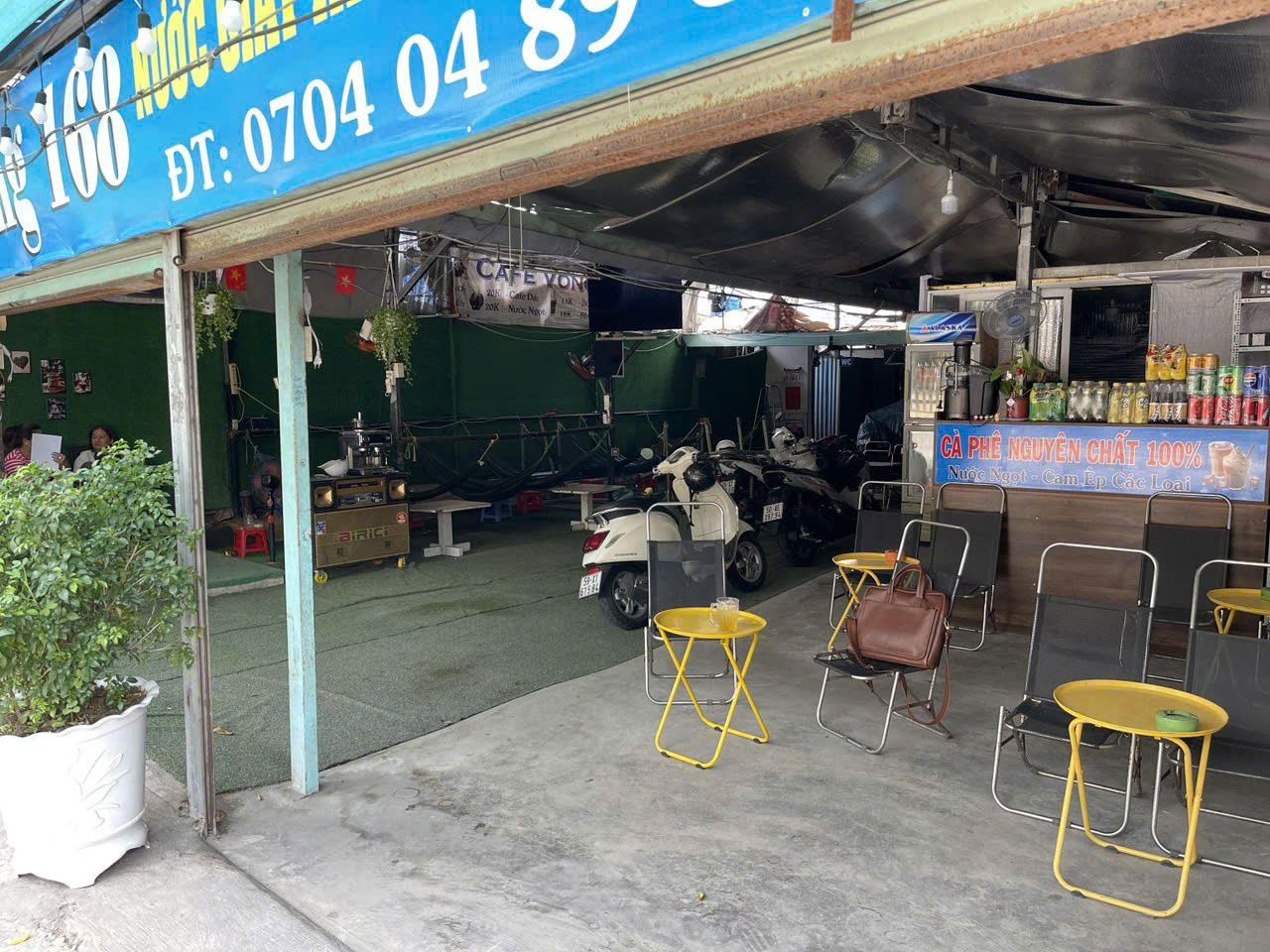 Hóc Môn ! SANG NHƯỢNG QUÁN CAFE VÕNG DT : 300 m2  MB thuê chỉ 7tr , có 2 PN máy lạnh, Tel : 0704048983 ( Chính chủ )