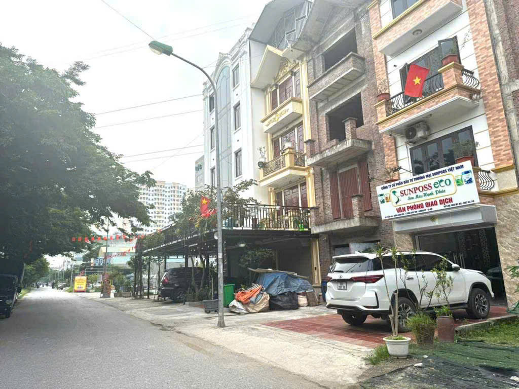 E có 3 mảnh ĐẤT SIÊU HIẾM- PHÂN LÔ Ô TÔ TRÁNH- VỈA HÈ RỘNG !!! Đồng mai hà đông - 79m giá 9 tỷ 500tr 
Cách mặt đường QL6 chỉ 10m, sau làm đường QL6 thông đẹp thì giá trị đất tăng mạnh.