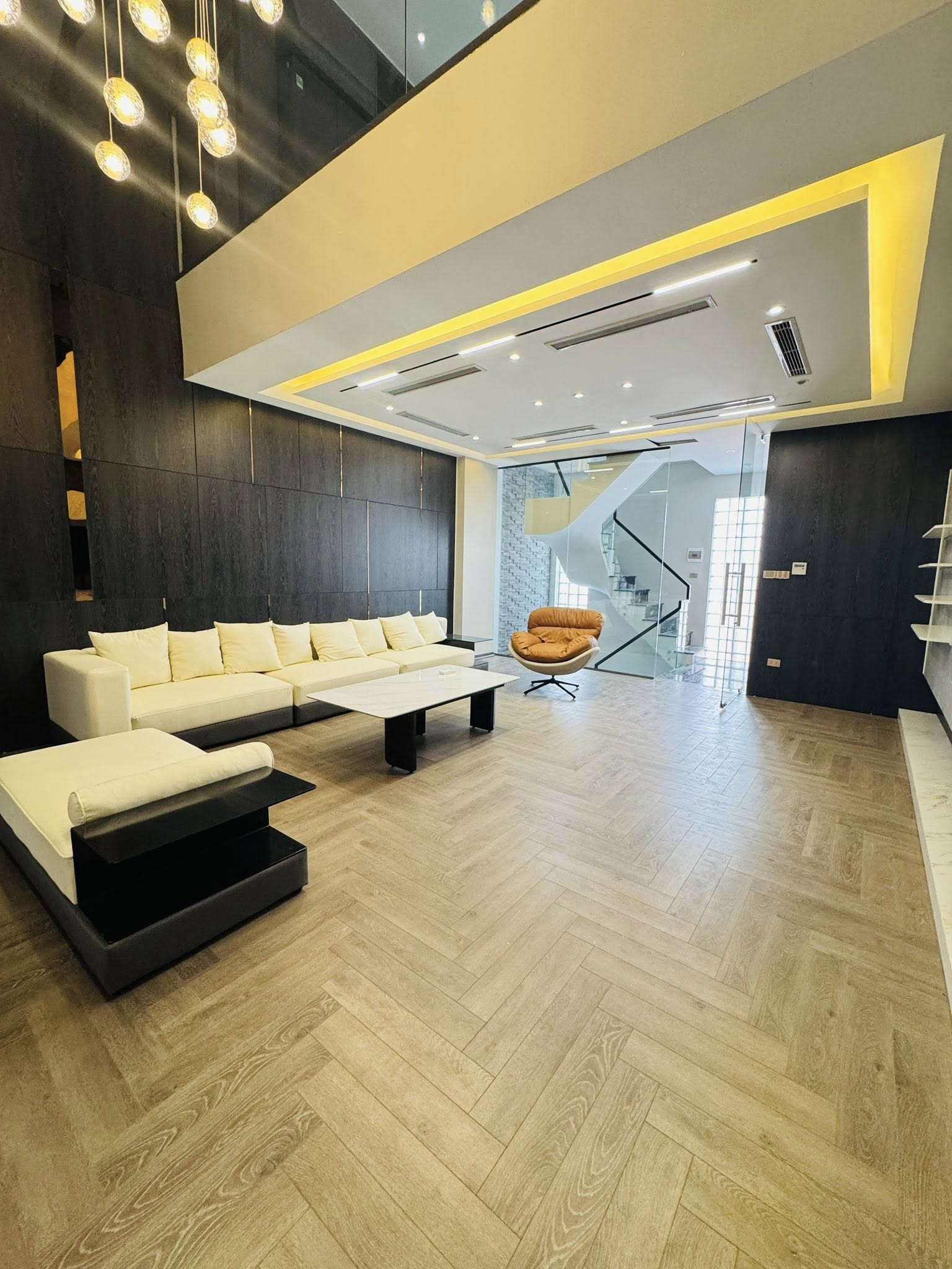 Bán Nhà Phố Ngọc Thụy 56m2 8T Gara 2 Ô Tô, MT 5.6m, Full Nội Thất, Kinh Doanh - 21 Tỷ