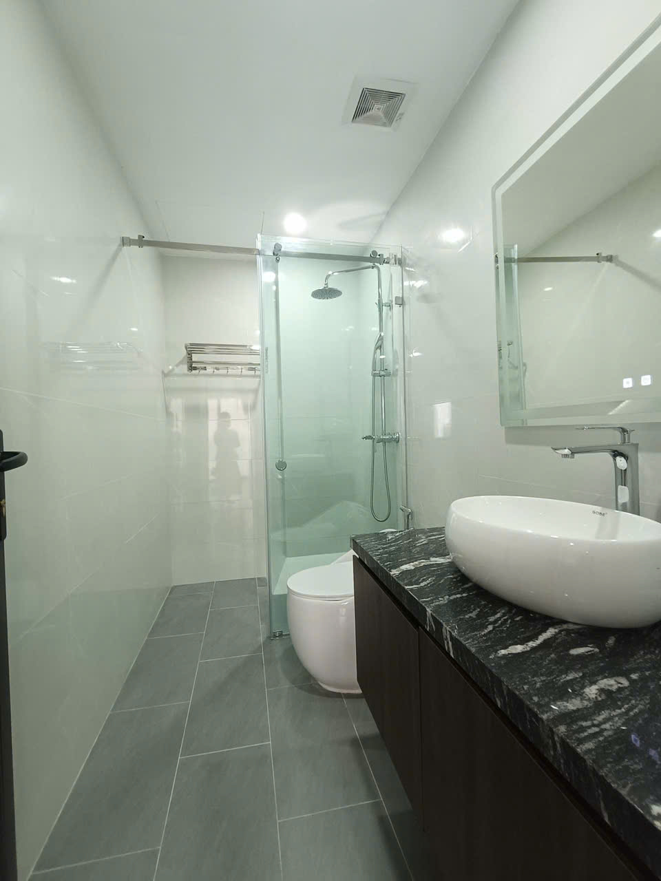 BÁN NHÀ BỒ ĐỀ – 6 TẦNG THANG MÁY – FULL NỘI THẤT – CÁCH Ô TÔ 10M
Diện tích 40m², MT 4.5m, giá 10.9 tỷ.