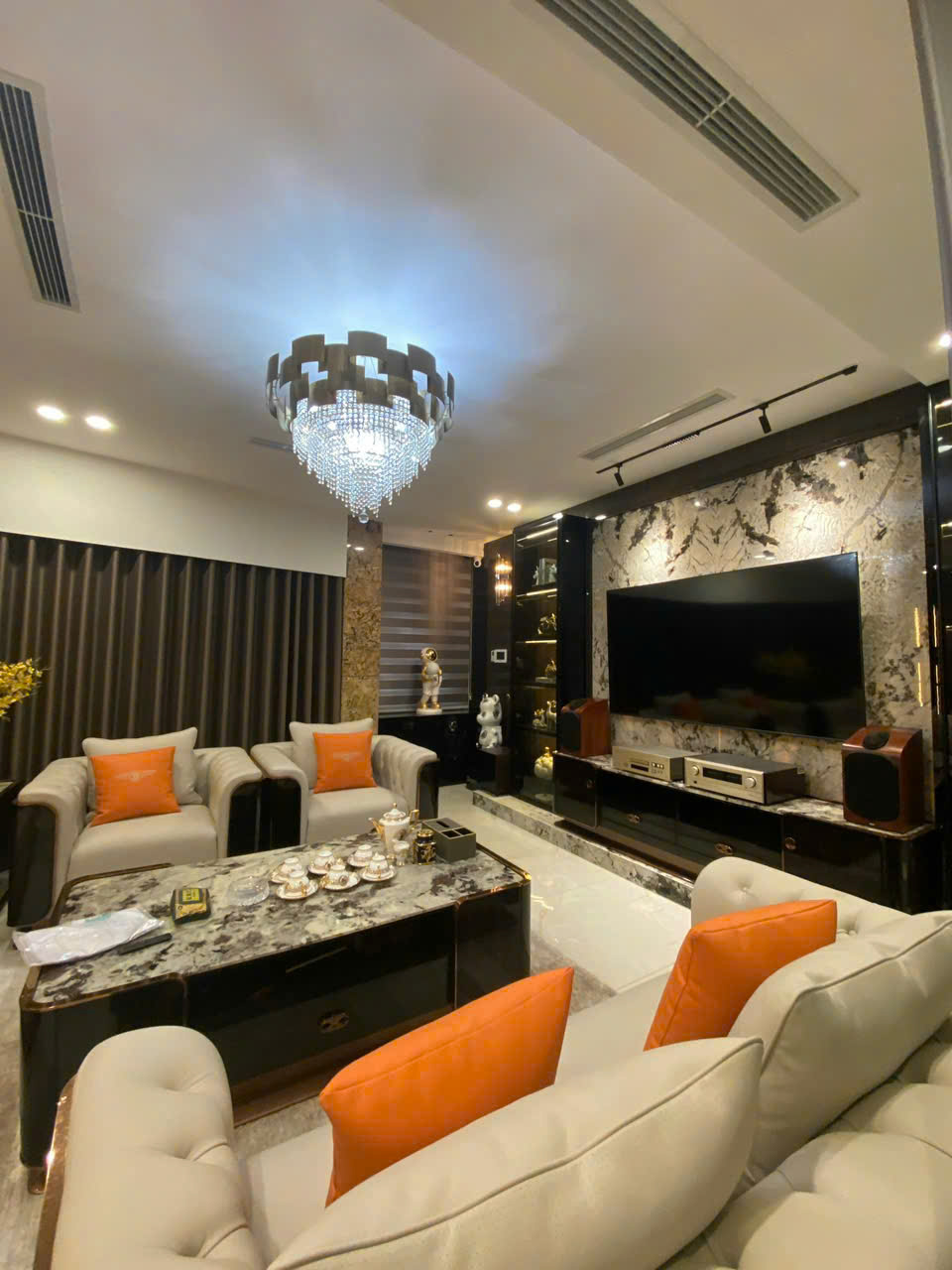 ✨ NHÀ ĐẸP – GARA 2 Ô TÔ – FULL NỘI THẤT NHẬT ✨
???? Vị trí: Trung tâm Việt Hưng, Long Biên – hạ tầng đồng bộ, gần KĐT Việt Hưng, trường học, chợ, BigC, Vincom, Aeon Mall. Kết nối nhanh sang phố Cổ qua cầu Chương Dương, Vĩnh Tuy.
