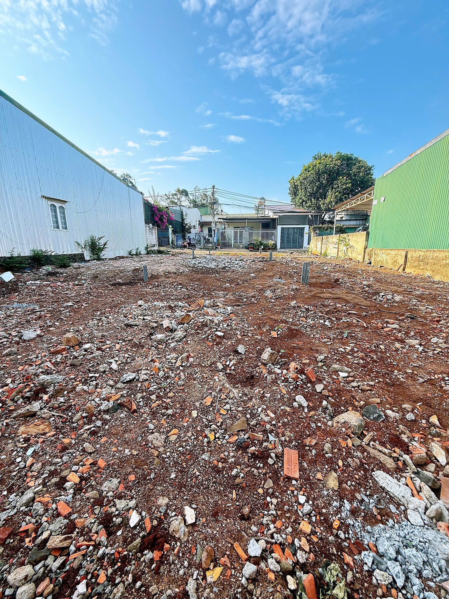 2 lô liền kề mặt tiền Hoàng Thế Thiện, phường Tân Lợi
- Diện tích: 5x25,3m (1 lô) 
- Hướng Đông Nam