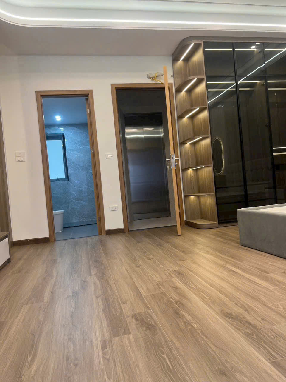 NHÀ ĐẸP 7 TẦNG – GẦN PHỐ – Ô TÔ THÔNG – FULL NỘI THẤT – THANG MÁY ????

???? Nguyễn Văn Linh – 52m² – MT 4.33m – 13.5 tỷ – Long Biên