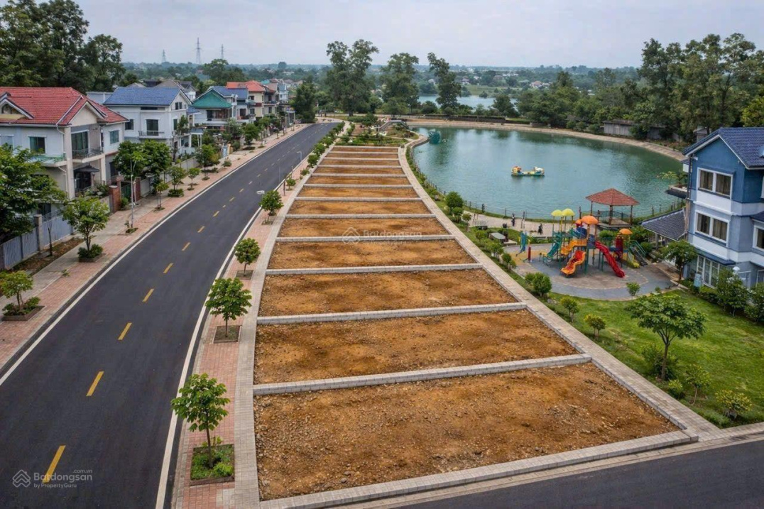 Cạnh Chợ Hòa Lạc. Bán 100m tc, mt 9.5m view hồ, đường thông- rộng 12m.ô tô đỗ ngày đêm. Tc hơn 3đ