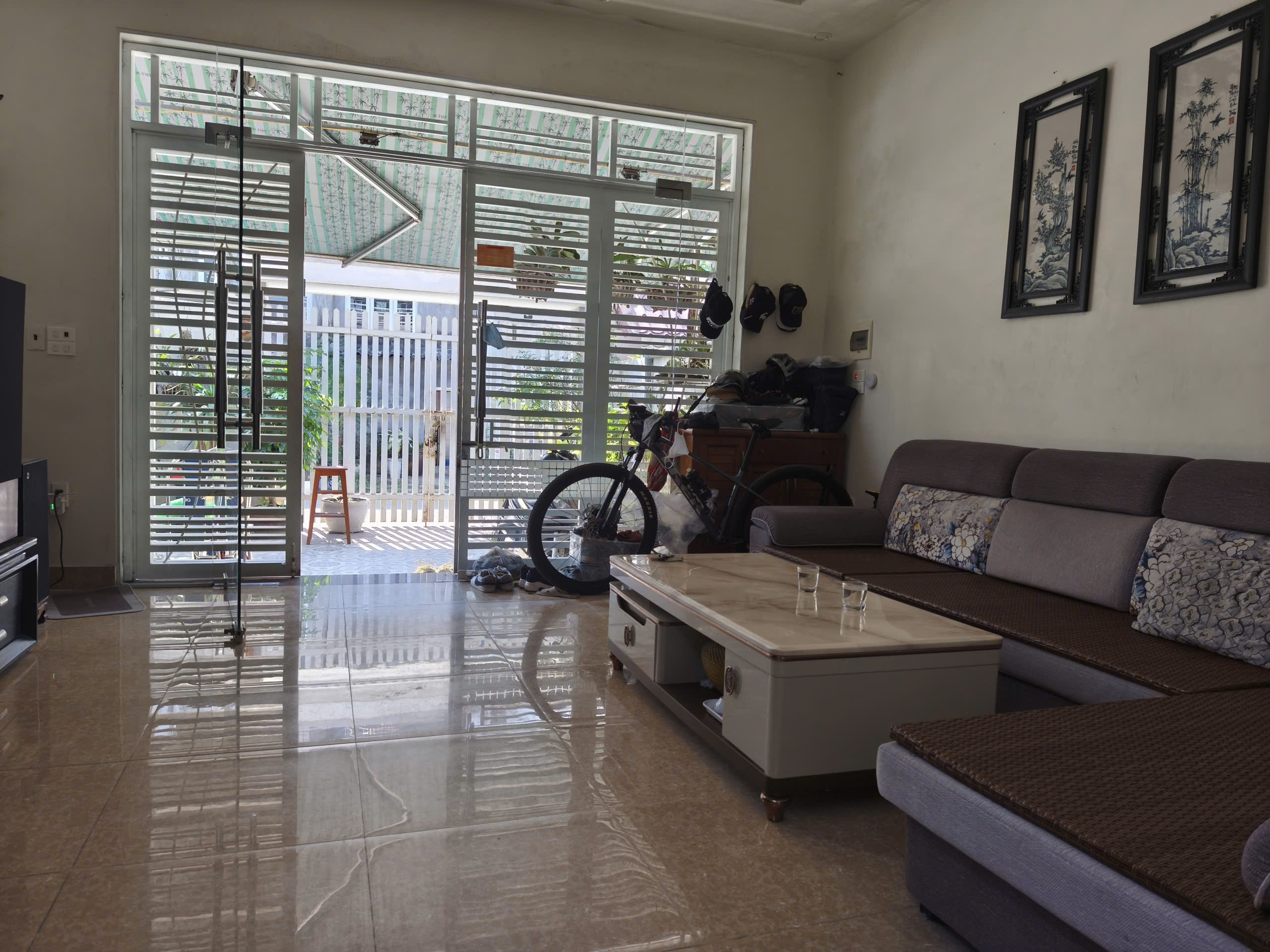 BÁN NHÀ TUYẾN 2 LÊ THÁNH TÔNG – SÂN CỔNG RIÊNG – Ô TÔ VÀO NHÀ  HÀNG HIẾM