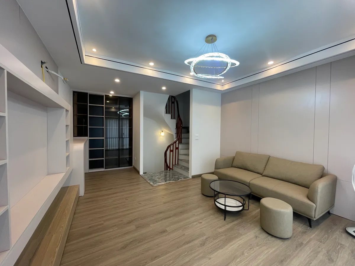 Bán Nhà Ngô Gia Tự 31m2 6T, Mt 4.5m, Ô Tô Đỗ Cạnh Nhà, Hàng Xóm BigC Long Biên 6.x Tỷ