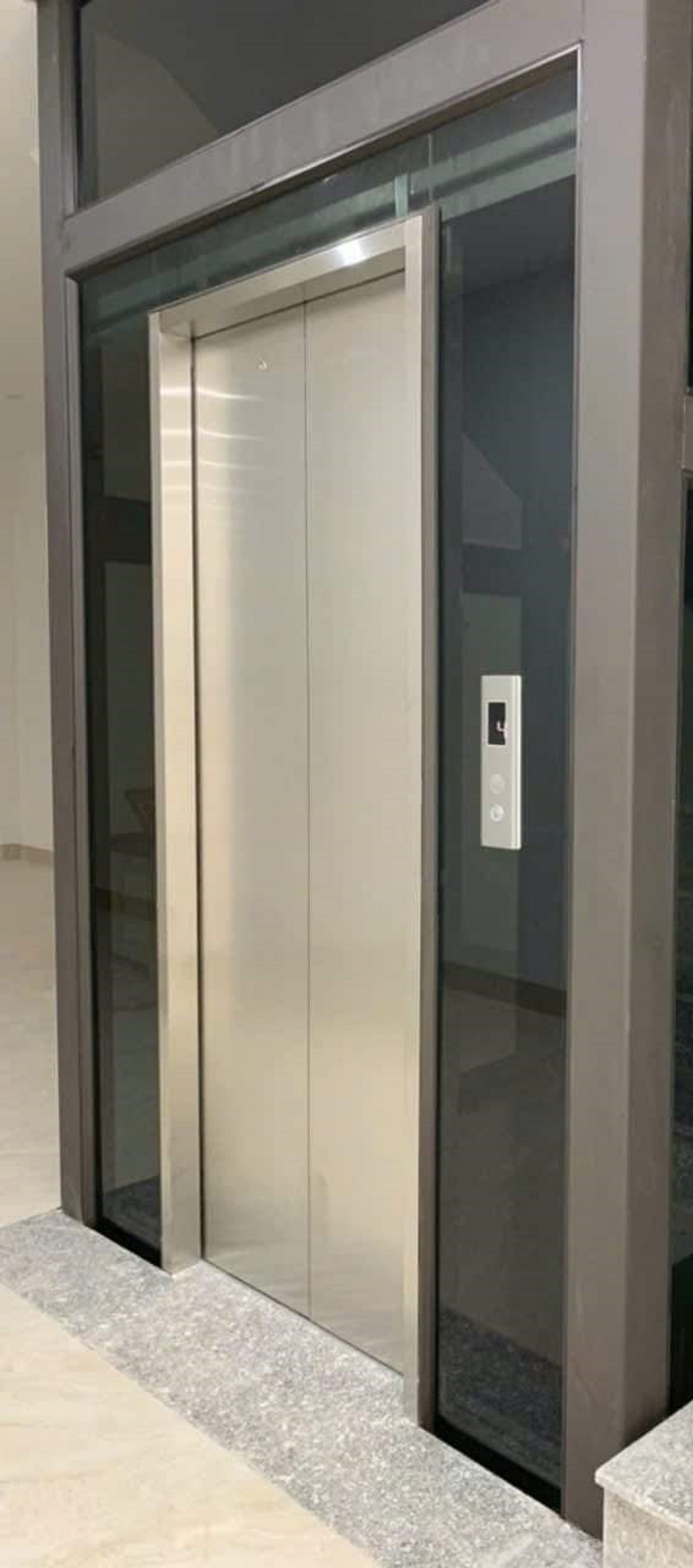 Cho thuê Nhà KD, VP, Nhà Hàng, Hoàng Văn Thái, 102m2x 4T vỉa hè 32 Tr