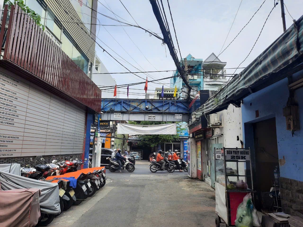 Bán nhà Lê Quang Định- Hẻm ô tô tránh - 93m2 - 3 tầng - ( 4x23 )- 4 PN - sổ đẹp - chỉ 12 tỷ