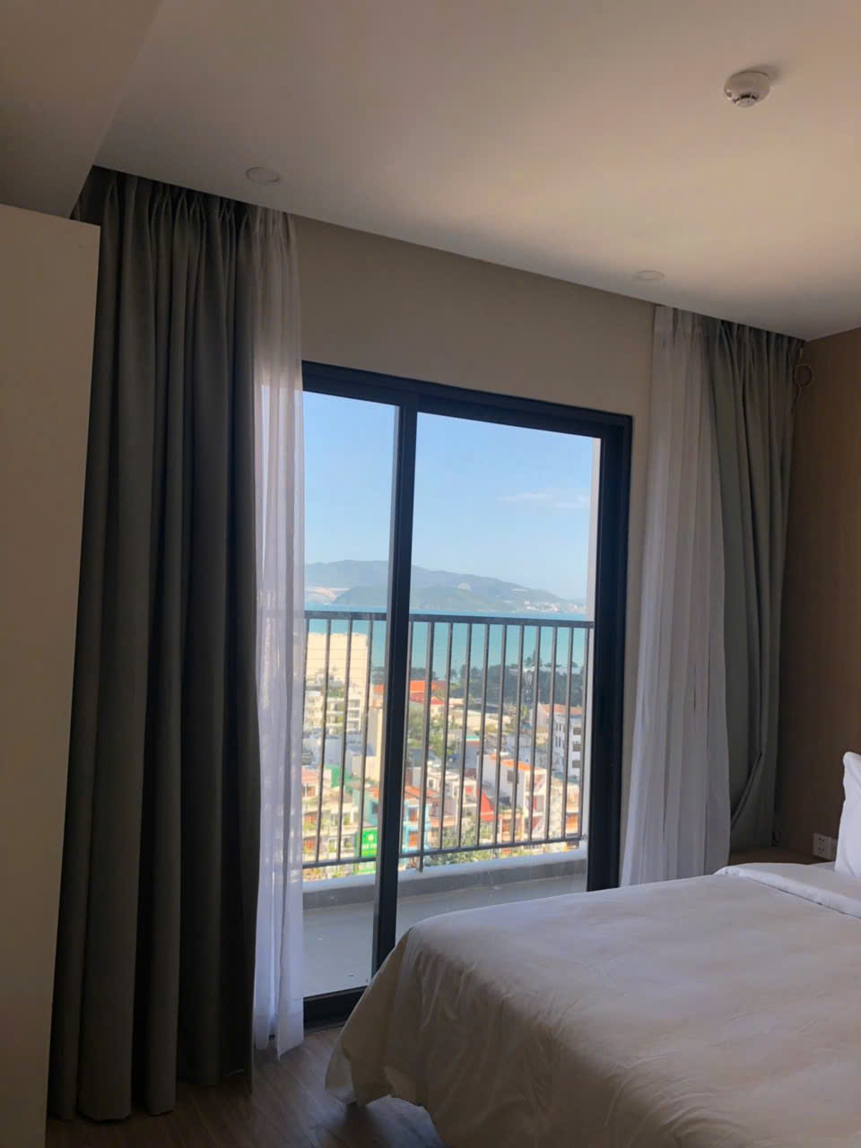 hàng vip chính chủ cần bán căn hộ D'qua Phan Chu Trinh lô góc 2-3 phòng ngủ có 2 ban công
Diện tích  : 84,6m2 Giá bán 3 tỉ 650 căn 2 ngủ ,2 ban công
Liên hệ : e Anna