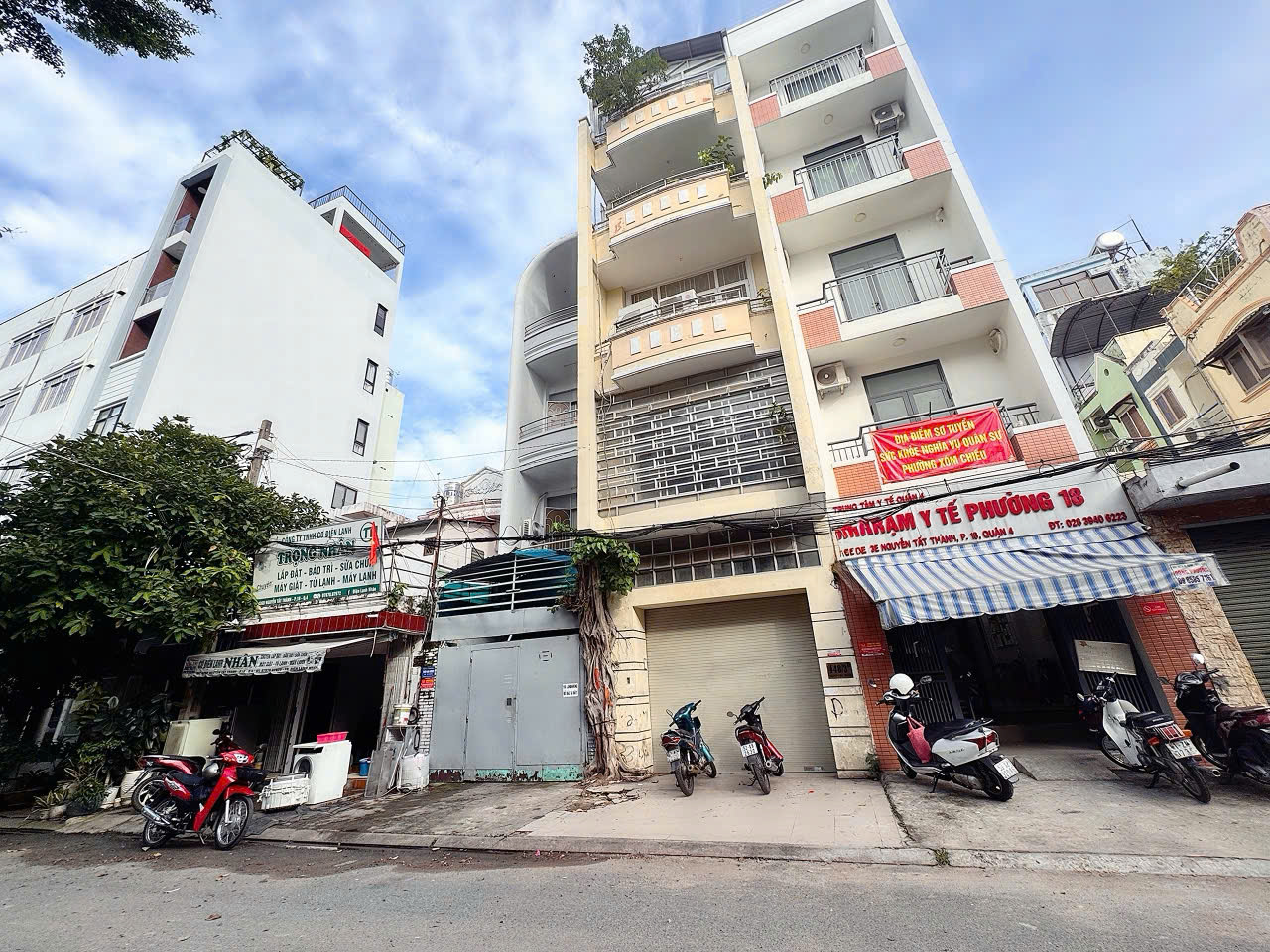 BÁN NHÀ MẶT TIỀN 10M CÓ VỈA HÈ Đ.NGUYỄN TẤT THÀNH, QUẬN 4 - NGANG 4M*20M VUÔNG ĐẸP FULL THỔ CƯ * LH GIANG GIANG: 093.86.76.685