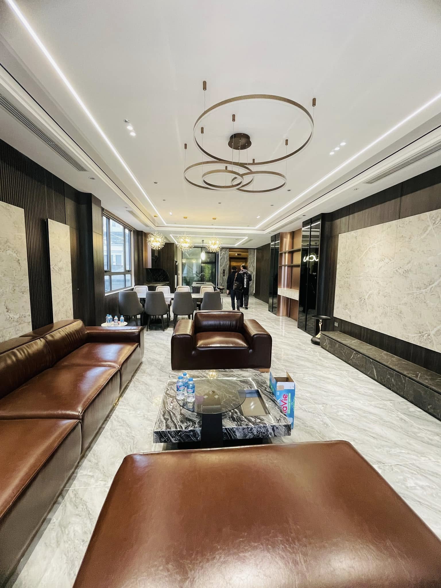 Bán Nhà Phố Nguyễn Văn Cừ 75m2, 7T Ô Tô tránh, Kinh Doanh, Full Nội Thất, 5PN - 2X Tỷ