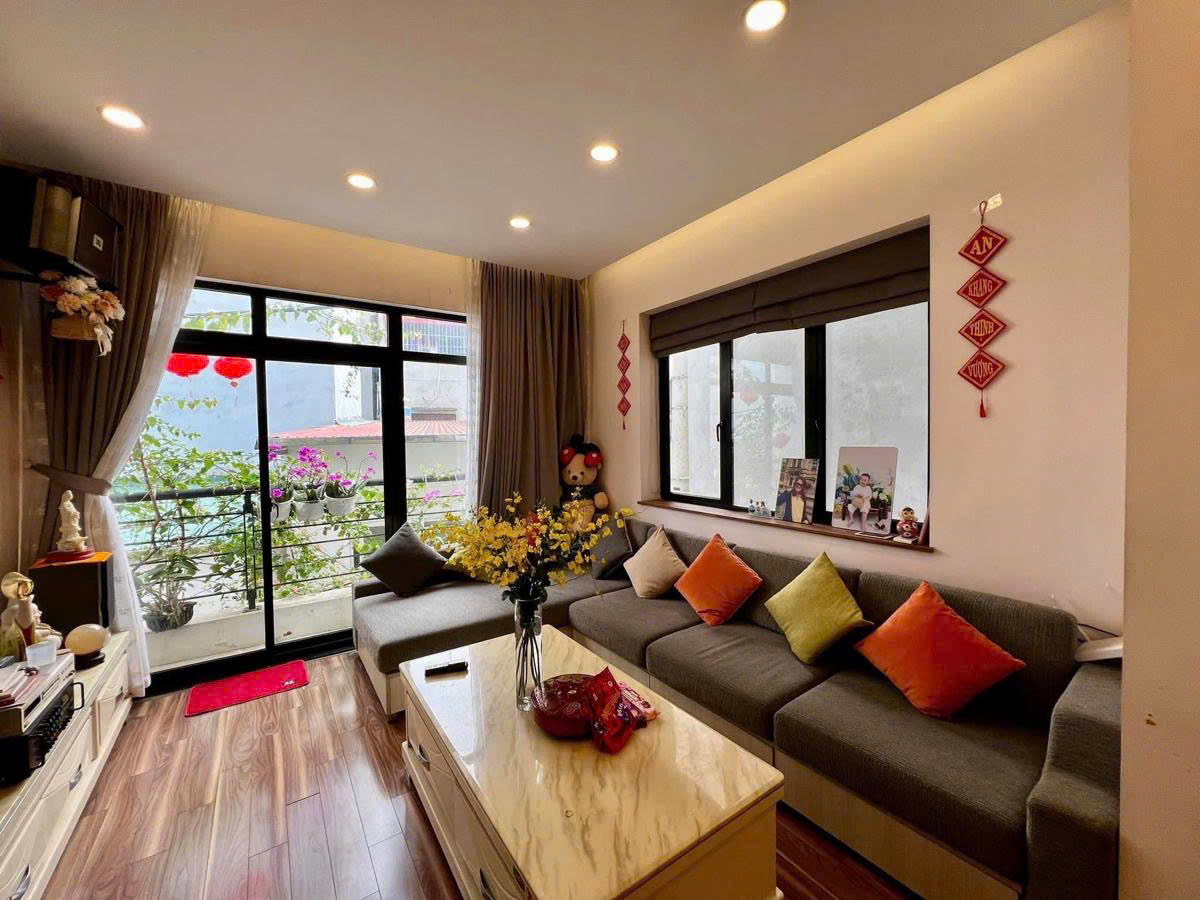 Bán nhà Ngọc Thụy 60m MT6m 5 tầng dân xây  lô góc ô tô 12 tỷ