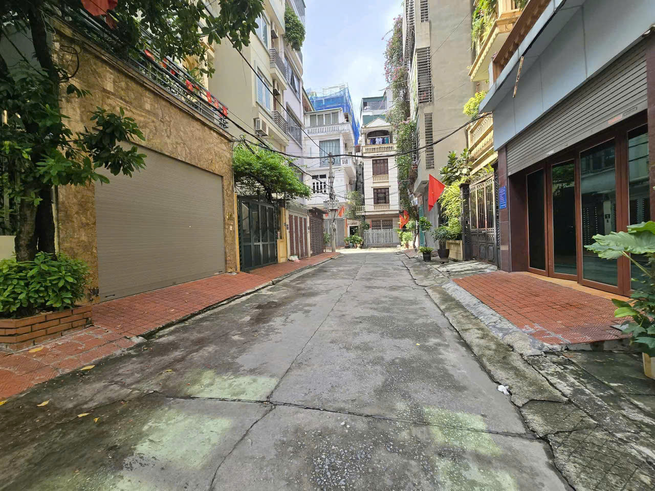 NHÀ ĐẸP CẦU GIẤY- NỘI THẤT ĐẲNG CẤP - SIÊU HIẾM  PHÂN LÔ 3 Ô TÔ TRÁNH ĐỖ TRƯỚC CỬA NGÀY ĐÊM 31 TỶ 80m