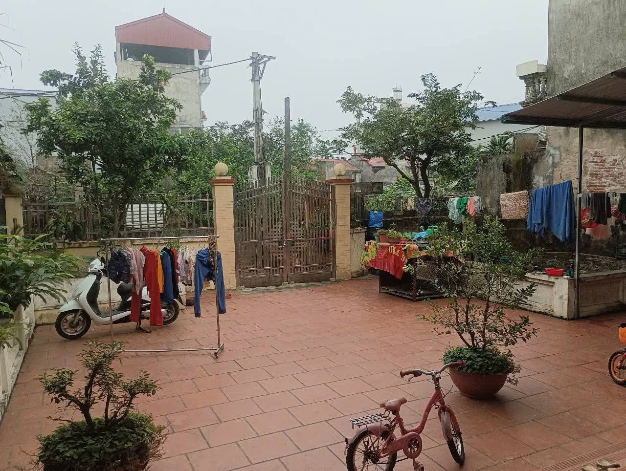 Tam hưng thanh oai 240m nở hậu  trên đất có sẵn nhà ,chỉ nhỉnh 15 tỷ 
cách 200m có dự án khu công nghiệp Telin kim bài,cách 600m có trường đại học an ninh,và cạnh đó có dự án khu đô thị vin Ecopark làm và còn các dự án khác,ace ai có nhu cầu mua ở hoặc k