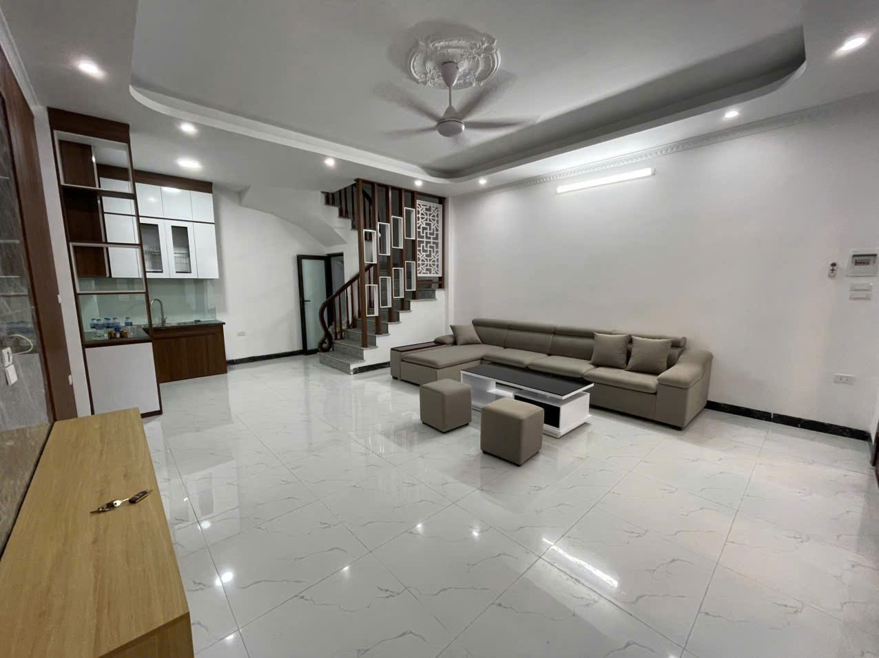 BÁN NHÀ Ngọc Trì 35m² × 5T × MT 5.2m – 7.65 Tỷ – Long Biên
???? NHÀ MỚI 100% – LÔ GÓC – 5 TẦNG KIÊN CỐ – FULL NỘI THẤT – Ô TÔ ĐỖ CỔNG